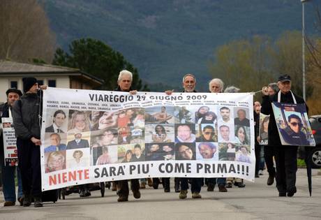 Si apre stamani al polo fieristico di Lucca l’udienza preliminare per il procedimento della strage di Viareggio del 29 giugno 2009: le vittime furono 32. La solita magistratura della repubblica borghese: 4 anni per iniziare un processo per strage, 100 anni per arrivare alla fine. Fra i 32 imputati c’e’ l’ad di Fs Mauro Moretti, e dirigenti e funzionari delle altre societa’ del gruppo, oltre a quelli della Gatx, la societa’ proprietaria del convoglio che deraglio’, la Jugenthal, e della Cima, che eseguirono le revisioni. Al cancello dell’area del polo fieristico che ospitera’ l’udienza sono stati affisse le foto […]