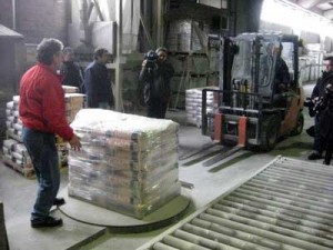 SCRITTO DA LMANES IL 20/02/2013. CATEGORIA FINAN la fabbrica in funzione (dal sito www.viome.org) [di Caterina Amicucci, dalla Grecia]  A prima vista Salonicco appare una città assorbita nella sua tranquilla quotidianità. Una delusione per i numerosi giornalisti che da mesi accorrono a caccia di una povertà dilagante, diffusa e visibile. Anche la periferia è identica a quella di una qualsiasi altra città europea: una distesa di grandi magazzini dei più noti marchi globali. E’ in questo luogo anonimo, paradigma perfetto dell’omologazione del capitalismo moderno, che parte la prima esperienza di fabbrica recuperata e autogestita dai lavoratori. Si chiama Vio.me (Biomeccanica Metallica) e fino […]