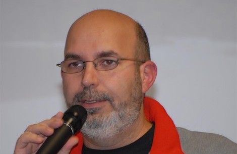 Redazione di Operai Contro, Il capogruppo dei cinquestelle al Senato Vito Crimi non ha paura di rivendicare il ruolo svolto dai suoi nell’elezione di Pietro Grasso alla presidenza di Palazzo Madama. Crimi rispolvera la libertà di coscienza di democristiana memoria.”Sicuramente qualcuno ha agito secondo coscienza. Una grande espressione di libertà, di quello che è il nostro spirito”. Ha ragione Beppe Grillo nel chiedere che chi ha votato per Grasso si dimetta perchè ha tradito quelli che lo hanno votato. Purtroppo sta venendo fuori la piccola borghesia eletta nel movimento 5 Stelle. Laureati, piccoli imprenditori, ammanigliati con i potenti che hanno governato fino ad oggi. Non […]