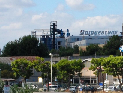 di STEFANO BOCCARDI  «No, non abbiamo concluso niente. Anzi. Di fatto, si è tornati alla chiusura irrevocabile». Al telefono, mentre rientrano da Roma, i pugni in faccia sferrati dai capi della Bridgestone non si vedono, ma le voci dei sindacalisti che hanno partecipato alla riunione, non lasciano spazio agli equivoci. Le hanno prese di santa ragione. E ora se ne stanno tornando a casa come pugili suonati e intontiti dai cazzotti. Sì, chi (l’elenco è davvero lungo) tre settimane fa, dopo il primo incontro a Roma, aveva diffuso illusioni e “osanna”, ora deve quanto meno ricredersi. La vertenza Bridgestone […]