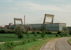 Caro Operai Contro Una bella notizia. I 188 operai della cartiera Burgo di Mantova, sono tornati in fabbrica decidendo di occuparla. L’azienda li aveva messi in cassa integrazione straordinaria a zero ore, dall’8 febbraio, oltre un mese fa. Presidiano la fabbrica in continuazione, festività comprese, una quindicina per ogni turno, ma spesso si trovano ad essere di più, perché molti operai non si limitano a fare il loro turno, ci tengono ad esserci, e arrivano i primi sostenitori. Si organizzano per resistere, ai licenziamenti annunciati quando finirà la cassa integrazione, e non si accontentano certo dell’attuale sussidio di 850 […]