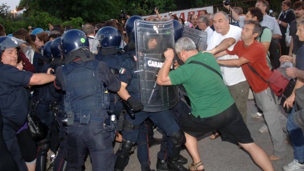 Caro Operai Contro Nel salone del Municipio di Cassina De’ Pecchi, l’incontro fra le Rsu della Jabil con i rappresentanti istituzionali di tutti i livelli, e i dirigenti di Jabil e Nokia Siemes, è risultato ancora una volta interlocutorio. Le operaie e gli operai incazzati, ad un certo punto hanno interrotto la riunione irrompendo nel salone, per chiedere senza giri di parole, una soluzione in breve tempo della vertenza che sta andando troppo per le lunghe. Le forme di lotta già delineate verranno affinate nell’assemblea convocata dal presidio Jabil per domani. Saluti dal presidio Jabil di Cassina dé Pecchi […]