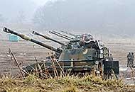 Gli USA hanno inviato in Corea decine di caccia e bombardieri La Corea del Nord ha bloccato oggi l’accesso alla zona industriale di Kaesong, costruita in insieme alla Corea del Sud. La decisione ha provocato le reazioni allarmate di Seoul, il cui ministro della Difesa, Kim Kwan-jin, ha avvertito che si stanno valutando tutte le opzioni disponibili, compresa l’azione militare. Si ritiene che le fabbriche che hanno sede nel parco industriale – inaugurato nel 2000, e che ospita 123 aziende con circa 50.000 dipendenti nordcoreani e alcune centinaia di sudcoreani – siano ancora operative, ma la decisione della Corea […]