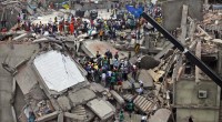 Dacca – 300 operai morti, altri duecento ancora sotto le macerie del palazzo fabbrica crollato Violenti disordini si sono registrati stamattina a Dacca quando una folla oceanica, inclusi migliaia di operai dell’industria tessile delBangladesh, è scesa in strada per protestare contro il crollo di un palazzo che ha provocato almeno 300 morti, fra cui molti operai. Due fabbriche di confezioni sono state incendiate, mentre decine di automezzi risultano danneggiati. Gli operai hanno anche bloccato una autostrada per il secondo giorno consecutivo. I media precisano che i vigili del fuoco non hanno potuto raggiungere le fabbriche attaccate dai manifestanti e che gli incendi […]