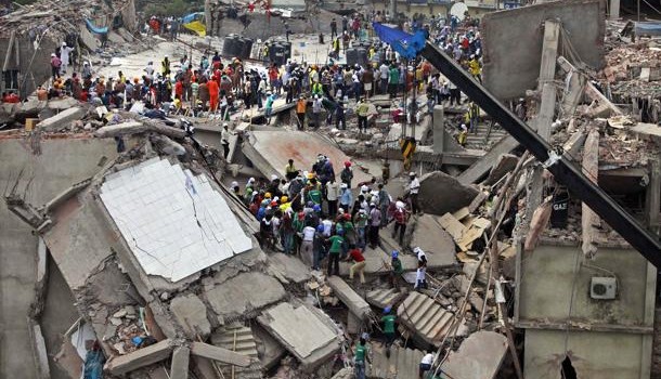 Dacca – 300 operai morti, altri duecento ancora sotto le macerie del palazzo fabbrica crollato Violenti disordini si sono registrati stamattina a Dacca quando una folla oceanica, inclusi migliaia di operai dell’industria tessile delBangladesh, è scesa in strada per protestare contro il crollo di un palazzo che ha provocato almeno 300 morti, fra cui molti operai. Due fabbriche di confezioni sono state incendiate, mentre decine di automezzi risultano danneggiati. Gli operai hanno anche bloccato una autostrada per il secondo giorno consecutivo. I media precisano che i vigili del fuoco non hanno potuto raggiungere le fabbriche attaccate dai manifestanti e che gli incendi […]