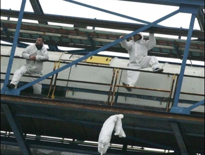 Lavoratori della Sogesa, ditta appaltatrice che presta servizio nella centrale Edipower, sono saliti su una torre del nastro trasportatore dello stabilimento di Brindisi, raggiungendo un’altezza di alcune decine di metri per protestare contro la decisione aziendale di collocare in cassa integrazione, a partire dal 3 marzo, tutti i 24 dipendenti. Ne dà notizia il sindacato provinciale Cobas. “Rimarremo qui – ha detto Giancarlo Leone, uno dei lavoratori salito sulla torre – finchè qualcuno non verrà a fornirci una spiegazione”. L’azienda fa lavori di pulizia industriale nell’impianto termoelettrico; la protesta ha bloccato l’attività legata al nastro trasportatore. La lettera di […]