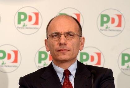 di Antonio Padellaro | 28 aprile 2013   Chissà come devono sentirsi gli otto milioni e mezzo di elettori del Pd che lo scorso febbraio avevano pensato di votare contro Berlusconi e che ora si ritrovano al governo proprio con il Pdl di Berlusconi. Un tradimento politico che non ha precedenti nella storia repubblicana, sancito solennemente dal presidente Giorgio Napolitano, vero, unico, grande regista dell’operazione quando stringendo a sé come un figlioccio che deve fare il bravo il premier Enrico Letta ha detto e ribadito che questo è un“governo politico” sancito da “un’intesa politica”. Che poi questo ibrido mostruoso degno del dottor Frankenstein sia ingentilito da un qualche […]
