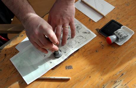 Nel giorno che segue la rielezione di Giorgio Napolitano, il Friuli Venezia Giulia al voto per le elezioni regionali fa registrare un netto calo dell’affluenza: alle 19.00 hanno votato meno di tre elettori su dieci. Le elezioni ‘impossibili’ per analisti e sondaggi si trovano così di fronte a un fattore che poi potrebbe risultare decisivo: il numero di elettori. Alle 12.00 ai seggi si è recato il 10,26% del milione 99 mila 334 persone che hanno diritto al voto. Cinque anni fa, quando la sfida tra Renzo Tondo e Riccardo Illy era nello stesso giorno delle elezioni politiche tra […]