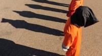 I democratici borghesi e piccolo borghesi fingono di aver dimenticato Guantanamo. I padroni americani hanno incarcerato a Guantanamo centinaia di uomini sequestrati  tutto il mondo La loro colpa è quella di essere mussulmani Il criminale di guerra Obama aveva promesso che avrebbe chiuso Guantanamo, niente di più falso Al momento il carcere nella base Usa a Cusa di Guantanamo ci sono  166 detenuti e un numero cospicuo di loro rifiuta il rancio da mesi.