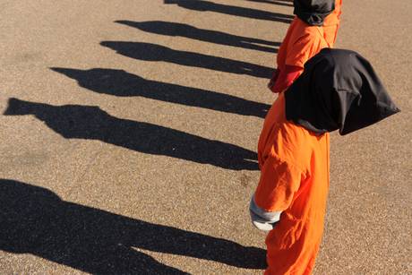 I democratici borghesi e piccolo borghesi fingono di aver dimenticato Guantanamo. I padroni americani hanno incarcerato a Guantanamo centinaia di uomini sequestrati  tutto il mondo La loro colpa è quella di essere mussulmani Il criminale di guerra Obama aveva promesso che avrebbe chiuso Guantanamo, niente di più falso Al momento il carcere nella base Usa a Cusa di Guantanamo ci sono  166 detenuti e un numero cospicuo di loro rifiuta il rancio da mesi.