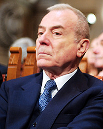 Redazione di Operai Contro, • Gianni Letta è nato ad Avezzano (L’Aquila) 15 aprile 1935. Dice di se: «Nella mia vita sono stato un avvocato mancato e un giornalista perduto». • Sottosegretario alla presidenza del Consiglio nel Berlusconi I (1994-1995), II (2001-2005), III (2005-2006), IV (2008-). Dal 29 giugno 2007 Gentiluomo di Sua Santità, accompagna daBenedetto XVI capi di Stato e di governo durante le visite ufficiali in Vaticano (unico politico italiano al quale sia stato concesso l’onore di entrare in uno dei “club” più esclusivi del mondo, per secoli riservato alla nobiltà papalina). Dal 2007 nell’advisory board della Goldman Sachs (una delle più grandi banche […]