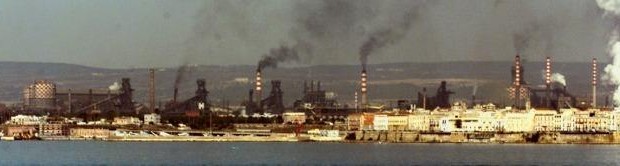 di Alessandro Marescotti | 11 aprile 2013 Oggi la dottoressa Annamaria Moschetti presenterà i dati nel convegno organizzato da Save The Children a Bari Uno dopo l’altro si sono fatti prelevare il sangue, qualcuno ha pianto. Li ho visti quei bambini. Accompagnati dalle loro giovani mamme e da qualche papà. Li ho visti entrare, uno per uno e porgere coraggiosamente o con titubanza il braccino. Bambini dai 3 ai 6 anni. Con me c’era Fabio Matacchiera – del Fondo Antidiossina Taranto – e il dottor Piero Minardi dell’Associazione Culturale Pediatri, che è anche il loro pediatra. Ci siamo fermati a parlare con un papà […]