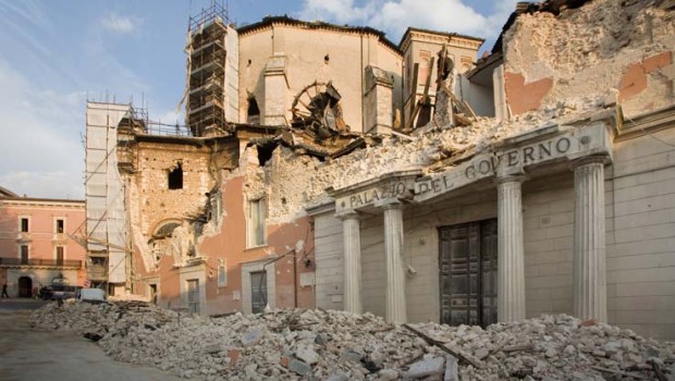Dal 6 Aprile 2009 la città dell’Aquila è un ammasso di macerie. L’Aquila è l’immagine del capitalismo in Italia. Tutti i partiti borghesi, i padroni e tecnici, si sono divertiti. Alla vigilia delle commemorazioni per il tragico evento che ha provocato la morte di 309 persone, all’Aquila il quarto anniversario del terremoto e’ vissuto in un clima di grande dolore, di drammatico ricordo, ma anche di rabbia: anzi, per molti cittadini ed anche per alcune istituzioni, la ricorrenza e’ il prologo alla protesta, dura, anche con azioni clamorose. Il puttaniere Berlusconi realizzo il suo macabro album fotografico Il Pd promise e […]