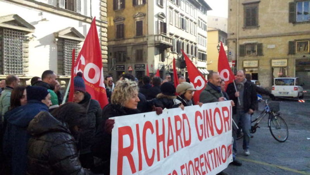 Lo storico stabilimento della RICHARD GINORI di Sesto Fiorentino potrebbe essere acquistato dal gruppo GUCCI, unico a presentare un’offerta di acquisto al Tribunale di Firenze, il quale aveva dichiarato il fallimento della fabbrica lo scorso gennaio. Il gruppo PPR, colosso francese del settore già noto come KERING guidato proprio  dalla nota casa di produzione di abbigliamento ed accessori di “alta moda” ha presentato il 26 marzo la sua proposta di acquisto consistente in 13 milioni di euro e la riassunzione di 230 operai sui 304 totali attualmente presenti. Domani a Milano GUCCI presenterà nel dettaglio l’operazione. Entro il 22 […]