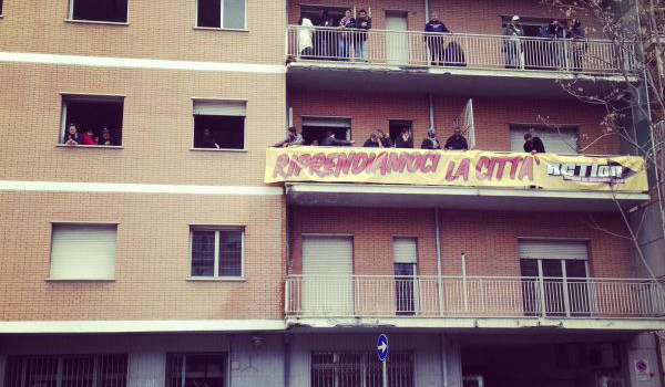 Lo Tsunami è arrivato! La proposta dei movimenti: “gli enti locali acquistino a prezzo di costo le 51,000 case sfitte sul mercato per risolvere l’emergenza abitativa, si smetta di costruire e si recuperi il dismesso e l’invenduto”. Sono nove le nuove occupazioni in tutta Roma: colpita la rendita e i poteri forti. A Ponte di Nona occupate le case sfitte di Caltagirone e a Garbatella ex Asl dismessa. Colpito il patrimonio sfitto dell’Atac con due occupazioni sulla Tiburtina. A San Basilio occupato uno stabile di proprietà del fondo immobiliare del Banca Popolare di Milano, mentre in XI municipio occupati […]