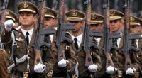 Per la quarta volta, la prima fu nel 2007, militari dell’esercito spagnolo riuniti sotto la sigla dell’AUME (associazione unitaria dei militari spagnoli) hanno manifestato sabato scorso contro il ministero della difesa ed il governo Rajoy. Non solo i salari congelati dai nuovi provvedimenti di austerità varati da Rajoy nel mirino dei manifestanti arrivati al Paseo de la Castellana a Madrid, ma anche il codice di disciplina militare che l’AUME vorrebbe “più rispettoso dei diritti umani”. Durante la manifestazione è stato esposto uno striscione per “un regime disciplinare degno” e di sostegno al presidente dell’AUME, il sottotenente Jorge Bravo, colpito […]