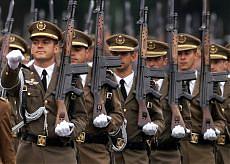 Per la quarta volta, la prima fu nel 2007, militari dell’esercito spagnolo riuniti sotto la sigla dell’AUME (associazione unitaria dei militari spagnoli) hanno manifestato sabato scorso contro il ministero della difesa ed il governo Rajoy. Non solo i salari congelati dai nuovi provvedimenti di austerità varati da Rajoy nel mirino dei manifestanti arrivati al Paseo de la Castellana a Madrid, ma anche il codice di disciplina militare che l’AUME vorrebbe “più rispettoso dei diritti umani”. Durante la manifestazione è stato esposto uno striscione per “un regime disciplinare degno” e di sostegno al presidente dell’AUME, il sottotenente Jorge Bravo, colpito […]