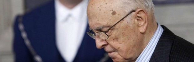 Redazione di Operai Contro, il disgusto per questo schifoso stato dei padroni è enorme. Il Presidente della Repubblica Giorgio Napolitano ha concesso la grazia al colonnello Joseph Romano, che era stato condannato dalla Corte d’Appello di Milano in relazione al cosiddetto caso Abu Omar. Fonti del Quirinale sostengono che Giorgio Napolitano nella concessione della grazia al militare Usa si sia ispirato “allo stesso principio che si cerca di far valere per i nostri due marò in India“. E’ un fatto, però, che Obama in persona il 15 febbraio aveva chiesto la grazia per tutti i 23 condannati Usa per i sequestri (22 agenti Cia e un […]