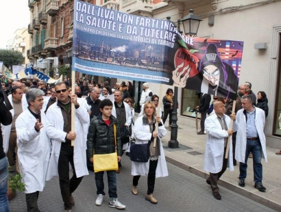 Dalla Gazzetta del Mezzogiorno La gente in piazza e i politici latitanti di MIMMO MAZZA A quattro mesi di distanza dalla grande manifestazione del 15 dicembre scorso e due giorni prima della pronuncia della Consulta sulla legge salva-Ilva, Taranto torna in piazza. Non tutta Taranto, però, perché pur essendo il diritto alla salute un diritto di tutti, nessun partito politico e nessun sindacato, le due forme di associazionismo storicamente rappresentative, hanno annunciato la loro adesione alla marcia contro l’inquinamento, né tantomeno, come pure sarebbe stato legittimo (e almeno un segnale di esistenza in vita) la loro, argomentata o meno, […]