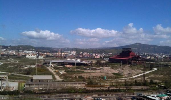 Redazione di Operai Contro,, Le aree dell’ex Italsider e dell’ex Eternit di Bagnoli, alla periferia di Napoli, sono state sequestrate dai Carabinieri nell’ambito di un’indagine della Procura di Napoli che ipotizza una situazione di disastro ambientale. Indagati 21 ex dirigenti della societa’ ‘Bagnoli Futura’ e di vari enti locali. Gli interventi di bonifica non hanno fatto altro che aggravare la contaminazione dei terreni. Tanto che sussiste un “pericolo ambientale con una immensa capacità diffusiva che coinvolge l’ambiente e l’integrità della salute di un numero non individuabile di persone”. E’ quanto scrivono i magistrati della procura di Napoli – il […]