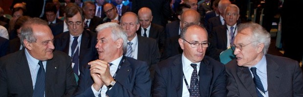 di Gaia Scacciavillani | 23 aprile 2013 Quasi 100 milioni di euro. Tanto hanno complessivamente incassato nel 2012 amministratori, sindaci e dirigenti con responsabilità strategiche delle prime cinque banche italiane. Per la precisione, i vertici di Intesa Sanpaolo, Unicredit,Monte dei Paschi di Siena, Ubi e Banco Popolare lo scorso anno sono costati agli istituti di credito un totale di 96.201.224 euro. Cioè 4,4 milioni in più rispetto del 2011. A fare la parte del leone, come spesso accade, sono stati i manager di Intesa Sanpaolo, dove il consigliere delegato Enrico Cucchiani con i suoi 3,037 milioni è il banchiere più pagato d’Italia. La cifra si compone di 2,3 milioni di compensi […]