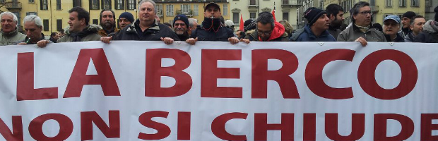 Redazione di Operai Contro, ormai i padroni non si arrestano più. 42 fabbriche chiudono ogni giorno BERCO: chiusura della sede di Torino, tagli pesantissimi a Castelfranco Veneto, Imola e appunto Copparo, il più grande tra gli stabilimenti Berco che in provincia di Ferrara che dà lavoro a 2000 persone. “Al primo incontro in Unindustria ci hanno mostrato tre slide, comunicato gli esuberi già decisi e annunciato di voler esternalizzare la logistica”, spiega Sandra Rizzo della Cisl. Che vuol dire altri 200 lavoratori messi fuori azienda e sbattuti nel girone infernale delle aziende e delle coop che si occupano di facchinaggio e carico-scarico merci, settore […]