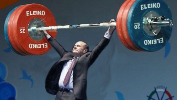 Caro Operai Contro, la cosidetta minoranza del Pd, pensa che siamo cretini. Anche stavolta vorrebbe farci credere di essere riuscita a “modificare” il Jobs act, salvaguardando l’articolo 18. Ma sono “modifiche” di nessun peso, solo fumo negli occhi alla gente, e un pretesto per i borghesi del Pd per sostenere il partito di Renzi e di governo, per i propri interessi personali e per la posizione che ricoprono nella società. Abbiamo visto già varie volte, la minoranza del Pd fa solo sceneggiate per poi votare compatta con Renzi! Basta con le prese per il culo. Mandiamoli tutti a lavorare. […]