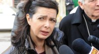 Cara Redazione, in occasione del primo maggio “festa dei lavoratori”, la Boldrini presidente della camera dei deputati, ha lanciato il grido: “Basta con la schiavitù. Ci sono ancora donne che muoiono nei campi”. A non essere credibile è il pulpito da dove proviene la predica e i contenuti della stessa, che riconducono in pieno il ragionamento della Boldrini, dentro il sistema generale dello sfruttamento operaio. Vediamone il perché almeno in alcuni punti. 1) Una prima colossale bestemmia, consiste nella seguente dichiarazione della Boldrini: “Il Jobs act ha stabilizzato i contratti ma gli incentivi vanno resi strutturali”.  2) In primo […]