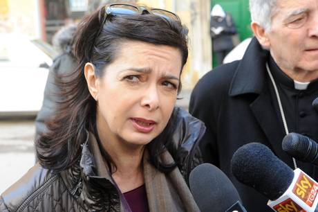 Cara Redazione, in occasione del primo maggio “festa dei lavoratori”, la Boldrini presidente della camera dei deputati, ha lanciato il grido: “Basta con la schiavitù. Ci sono ancora donne che muoiono nei campi”. A non essere credibile è il pulpito da dove proviene la predica e i contenuti della stessa, che riconducono in pieno il ragionamento della Boldrini, dentro il sistema generale dello sfruttamento operaio. Vediamone il perché almeno in alcuni punti. 1) Una prima colossale bestemmia, consiste nella seguente dichiarazione della Boldrini: “Il Jobs act ha stabilizzato i contratti ma gli incentivi vanno resi strutturali”.  2) In primo […]