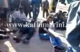 Nella Grecia devastata da memorandum e corruzione, accade che una trentina dibraccianti agricoli extracomunitari dediti alla raccolta di fragole si rivolga al capo per chiedere il salario (non un aumento). Sei mesi di arretrati non sono poca roba. E in cambio ricevano fucilate. Il bilancio è di ventinove feriti, con il proprietario del campo di fragole in manette e con il video dei corpi straziati sul terreno e di quelli al pronto soccorso che ha fatto il giro del mondo, con un tam tam in rete grazie all’hastag di Twitter #bloodstrawberries. Ma i giorni da quel 17 aprile sono trascorsi con l’angoscia dei […]