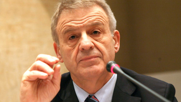 Redazione di Operai Contro, Siamo al grottesco. Durante la trasmissione “Un giorno da pecora”, su Radio2. Il ministro dell’Ambiente Corrado Clini, incalzato dalle domande di conduttori Claudio Sabelli Fioretti e Giorgio Lauro, tiene una lezione sul risparmio energetico e sulle modalità migliori in cui farsi una doccia. “Bisogna innanzitutto spogliarsi” – esordisce il ministro – “e appendere le proprie cose in modo che prendano aria e non sia necessario metterle sempre in lavatrice, così si risparmia. Dopo ci si asciuga” – continua – “rigorosamente con gli asciugamani del giorno prima. Poi bisogna rimettersi le mutande, possibilmente usate da quattro giorni, alle quali però hai fatto […]