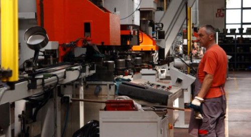 PER IL DIBATTITO In risposta alla argomentata lettera aperta per il dibattito del professor Garofalo. La “attuale recessione” sarebbe meglio definirla come crisi di sistema anzichè di struttura. Il sistema creato con la macchina a vapore non ha mai conosciuto una situazione equivalente a quella che oggi stiamo vivendo; anche i paragoni avanzati da alcuni personaggi, molti invero discutibili, con il 1929 sono errati. Il concetto di crisi “strutturale” viene richiamato anche a sinistra, perchè sottende ad una possibile soluzione esistente che passi attraverso politiche “riformiste”, più o meno radicali a seconda di chi le propone. E’ qui che […]