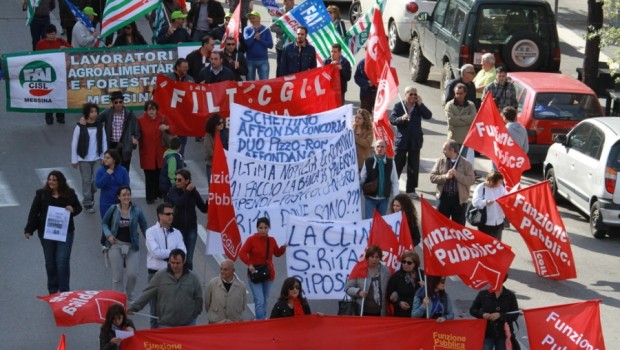 Non è un caso che alcune delle più profonde ed estese lotte operaie e sociali si siano sviluppate nel contesto dei lavoratori delle cooperative, soprattutto nel settore della logistica. Il sistema delle cooperative è molto poco controllato e mal regolamentato e proprio su questo giocano i padroni e le grosse imprese per ottenere profitti sempre più ampi, con  casi di veri e propri furti sulle buste paga che sono molto spesso la norma e non l’eccezione. Anche la gestione dei turni di lavoro e l’utilizzo della cassa integrazione va ad esclusivo vantaggio dei padroni, che aumentano i carichi e […]