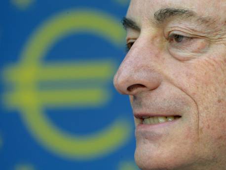 Riceviamo e pubblichiamo È una frase che Mario Draghi ha pronunciato durante la conferenza del 4 aprile alla BCE; salvo errori, nessun «grande» media l’ ha colta (una sola eccezione in Italia: la tv Class CNBC, che si sta rivelando una delle migliori fonti informative su questi temi). A porgli la domanda è il giornalista del sito Zero Hedge: «Se, poniamo, la situazione in Grecia o Spagna peggiora ancora, e quei Paesi sono obbligati ad uscire dall’eurozona, esiste un piano per far sì che i mercati non collassino? Esiste una qualche rete di protezione strutturale, specialmente nell’area dei derivati? […]