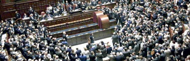 Alla Camera e al Senato i nomi degli “impresentabili” sono noti. Viene facile iniziare da Silvio Berlusconi (l’elenco dei processi, delle condanne in primo grado e delle prescrizioni sarebbe lungo), ma c’è anche Raffaele Fitto (condannato in primo grado a 4 anni per corruzione). Giulio Tremonti è uno degli ultimi parlamentari, in ordine cronologico, il cui nome è finito nel registro degli indagati (concorso in finanziamento illecito). Maria Gullo (Pd) è stata la deputata che ha “inaugurato” il nuovo Parlamento con il primo avviso di garanzia di questa legislatura. L’onorevole Pdl Antonio Angelucci, editore di Libero, è accusato per associazione a delinquere, truffa e falso. L’ex presidente della Provincia di Napoli Luigi Cesaro deve rispondere di associazione camorristica […]