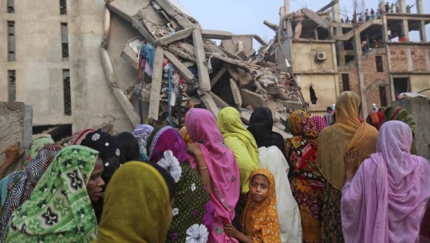 RASSEGNA STAMPA Violente le proteste per il disastro nel Bangladesh SYED ZAIN AL-MAHMOOD e TOM WRIGHT –       Decine di migliaia di operai si sono scontrati con la polizia a Dacca (cap. del Bangladesh) per la morte di circa 300 dei 3500 lavoratori in una fabbrica di abbigliamento a 8 piani, Rana Plaza, crollata mercoledì. –       Il Bangladesh è il secondo maggior esportatore di abbigliamento dopo la Cina. La rabbia dei lavoratori è scoppiata perché dopo l’evacuazione di martedì per una grossa crepa causata dal terremoto, mercoledì i dirigenti della fabbrica Rana Plaza avevano intimato ai lavoratori di tornare al […]