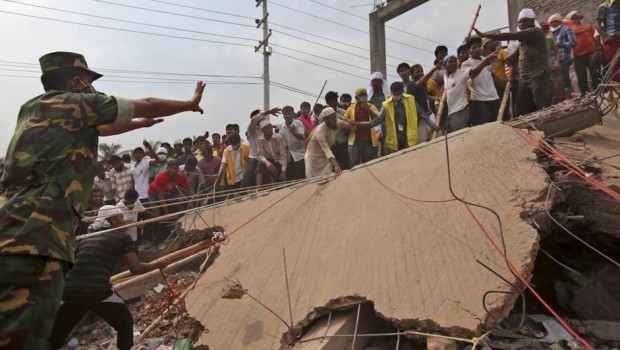 Due giorni dopo che la fabbrica gli si è sbriciolata sulla testa, una cinquantina di operai sono stati trovati, ancora vivi, in un anfratto sotto tonnellate di macerie di cemento e metallo al terzo piano dell’edificio crollato alla periferia di Dacca, in Bangladesh. E mentre soccorritori e vigili del fuoco lavoravano alacremente, scavando tunnel tra i detriti per strapparli vivi alla sorte toccata ad altri trecento lavoratori tessili, migliaia di manifestanti si scagliavano contro la polizia, che si è difesa con pallottole di gomma e lacrimogeni, invocando la pena di morte per i responsabili del disastro – il peggiore […]