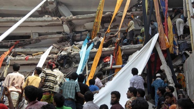 Dacca, sembra di essere in Italia al tempo del terremoto Otto in manette, tra cui proprietari e dirigenti delle aziende tessili e i due funzionari municipali che il giorno prima del disastro avevano rassicurato i lavoratori sulla mancanza di rischi. Sono i primi risultati dell’inchiesta condotta dalle autorità giudiziarie del Bangladesh sul crollo del palazzo a Dacca che ha provocato, secondo un bilancio non definitivo, 340 vittime. Anche se nella notte tra venerdì e sabato sono state trovate sotto le macerie 19 persone ancora in vita, il dato è presumibilmente destinato a peggiorare visto che i dispersi si contano […]