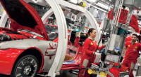 Alla Ferrari di Maranello non si fanno solo macchine di lusso, ma si sperimenta anche la repressione nei confronti di attivisti sindacali che ogni giorno si impegnano perché i diritti fondamentali dei lavoratori siano riconosciuti. Nel 2012, con l’applicazione del nuovo contratto Fiat in Ferrari, la Fiom, il primo sindacato in Ferrari in termini di adesioni, è stata espulsa dalla fabbrica: la delegazione sindacale della Fiom ha perso il diritto a convocare assemblee, ad utilizzare bacheche sindacali, a partecipare alle trattative. La mancanza di agibilità sindacale per i delegati Fiom si traduce in una disciplina militare in fabbrica, con […]