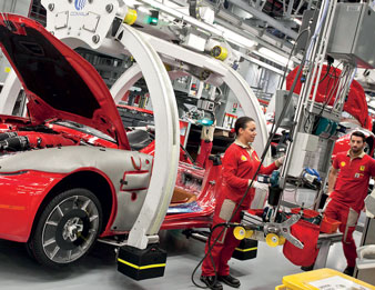 Alla Ferrari di Maranello non si fanno solo macchine di lusso, ma si sperimenta anche la repressione nei confronti di attivisti sindacali che ogni giorno si impegnano perché i diritti fondamentali dei lavoratori siano riconosciuti. Nel 2012, con l’applicazione del nuovo contratto Fiat in Ferrari, la Fiom, il primo sindacato in Ferrari in termini di adesioni, è stata espulsa dalla fabbrica: la delegazione sindacale della Fiom ha perso il diritto a convocare assemblee, ad utilizzare bacheche sindacali, a partecipare alle trattative. La mancanza di agibilità sindacale per i delegati Fiom si traduce in una disciplina militare in fabbrica, con […]