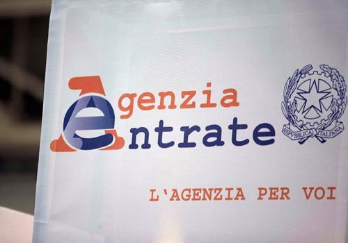 Caro Operai Contro Undici miliardi alle imprese entro 4 mesi, per rimborsi dell’Iva. E’ l’impegno che per conto del governo Monti, ha preso Befera direttore della Agenzia delle Entrate. L’ennesima prova che il governo dei padroni, pur essendo dimissionario qual’è Monti, legifera sempre e comunque a favore dei padroni. Altrimenti non si spiegherebbe perché tanta “comprensione” per i padroni, e nessuna per gli operai rimasti senza salario e i giovani senza lavoro. E nemmeno si capirebbe perchè ai padroni restituire i soldi dell’Iva, mentre ai comuni mortali – come denunciava una lettera a questo giornale – non viene restituito […]
