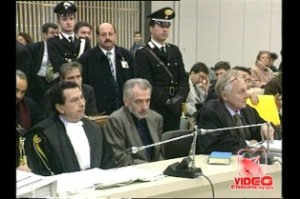 È da più di un anno che Duilio Poggiolini, ex direttore del servizio farmaceutico nazionale, Francesco De Lorenzo, ex ministro della Sanità, e alcuni componenti della Commissione interministeriale che negli anni ‘90 stabiliva il prezzo dei farmaci, sono stati condannati dalla Cassazione a risarcire quasi 20 milioni di euro per danno all’immagine dello Stato, ma finora nessuno ha ancora messo mano al portafoglio. La Corte dei Conti in prima battuta aveva anche chiesto a corrotti e corruttori di risarcire lo Stato per l’esorbitante cifra di oltre 15 mila miliardi di lire in conseguenza del danno erariale determinato dai prezzi dei farmaci […]