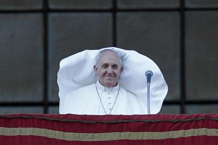 Cara redazione di Operai Contro, tutte le volte che i potenti sono nella merda nominano una commissione di saggi. Lo fece Mussolini dopo l’assassinio del deputato socialista Matteotti. Lo ha fatto Napolitano Lo fa Francesco Il Papa a un mese dalla sua elezione  ha costituito un gruppo di 8 “cardinali per consigliarlo nel governo della Chiesa universale e per studiare un progetto di revisione della “Pastor Bonus”, la costituzione sulla curia romana”. Il gruppo di 8 cardinali costituito dal Papa per “consigliarlo nel governo della curia e studiare un progetto di revisione della” costituzione sulla curia, avrà come coordinatore […]