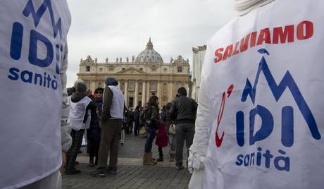 Redazione di Operai Contro, tra i padroni in Italia c’è la chiesa cattolica. Il nuovo capo è papa Francesco. La musica non cambia anche se è cambiato il suonatore Gruppo Idi e sindacati: la procedura di mobilita’ per 405 dipendenti dell’Idi e’ stata ufficialmente ritirata. Uno dei tre commissari dell’Idi Carmen Silvestri, interpellata dall’Ansa, ha spiegato che ”i licenziamenti sono stati cosi’ scongiurati”. La Regione ha concesso la Cig in deroga fino a 200 dipendenti. Bella vittoria. San Raffaele: le prime 40 lettere di licenziamento sono state inviate oggi ad altrettanti lavoratori del comparto dell’ospedale San Raffaele di Milano, […]