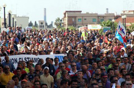 Redazione di Operai Contro, è in pieno svolgimento la manifestazione. Medici, infermieri, operatori sanitari, farmacisti, luminari del Policlinico di Bari. Ma anche madri di figli malati di leucemia, e figli di genitori stroncati dal cancro. Accanto a loro ci sono i pazienti, centinaia quelli dell’ospedale Nord in pellegrinaggio continuo nel reparto di Oncologia. E ci sono anche gli operai dell’Ilva, quelli che negli anni si sono svincolati dai sindacati e dall’azienda, rompendo gli argini dell’omertà. Gli operai venduti dai sindacalisti di FIOM-UILM-FIM sono ancora divisi e disorganizzati. Ma la partecipazione è la prova che la rivolta verrà. Le adesioni […]
