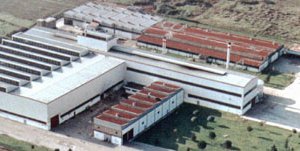 Redazione di Operai Contro, Una settantina di operai,  in cassa-integrazione fino al 25 maggio, sono in stato di agitazione perché l’azienda vuole procedere alla cassa integrazione per cessazione dell’attività Gli operai, in cassa-integrazione fino al 25 maggio, sono in stato di agitazione perché l’azienda vuole procedere alla cassa integrazione per cessazione dell’attività. Nei mesi scorsi lo stabilimento del frusinate è stato ridimensionato a sito per la lavorazione della carpenteria, a disposizione dello stabilimento di Taranto. Già nello scorso mese di novembre si viveva in uno stato di allarme per il paventato ridimensionamento a officina per carpenteria leggera a disposizione dello […]