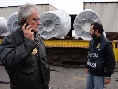 Redazione di Operai Contro, Riva è subito passato all’incasso dell’acciaio sequestrato Ieri, intanto, il consiglio di amministrazione dell’Ilva ha nominato Enrico Bondi amministratore delegato della società e confermato presidente Bruno Ferrante. Bondi è l’uomo di Monti, Ferrante è l’uomo di Bersani, una bella accopiata Salutato con soddisfazione da Cisl e Uil, l’arrivo di Bondi rappresenta una novità assoluta per il gruppo Riva che ha fatto amministrare le sue aziende sempre da componenti della famiglia. Emilio e Nicola Riva si trovano a domiciliari dallo scorso 26 luglio, Fabio Riva è latitante dal 26 novembre scorso. Bondi quando finirà in galera? […]