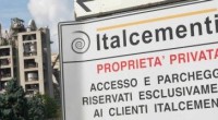 Operai Contro, I tagli sono solo per noi operai Italcementi  a marzo ha alzato l’obiettivo delle cosiddette efficienze per il 2013, portando l’obiettivo del programma di riduzione dei costi da 60 milioni di euro a 110 milioni, il 50% dei quali è legato ai costi fissi e il 50% ai costi variabili. L’annuncio era arrivato insieme ai conti del 2012 che avevano evidenziato un rosso di 362,4 milioni di euro e un debito di 1,998 miliardi. A fine 2012, la società dei Pesenti aveva svelato il Progetto 2015 con un taglio dei costi di circa 40 milioni di euro all’anno e alla cassa […]
