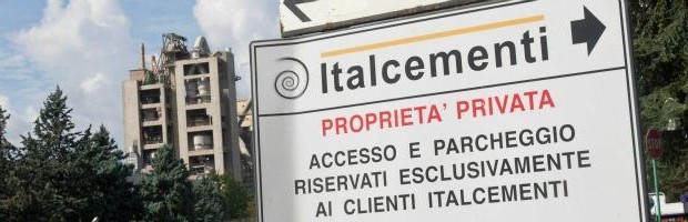 Operai Contro, I tagli sono solo per noi operai Italcementi  a marzo ha alzato l’obiettivo delle cosiddette efficienze per il 2013, portando l’obiettivo del programma di riduzione dei costi da 60 milioni di euro a 110 milioni, il 50% dei quali è legato ai costi fissi e il 50% ai costi variabili. L’annuncio era arrivato insieme ai conti del 2012 che avevano evidenziato un rosso di 362,4 milioni di euro e un debito di 1,998 miliardi. A fine 2012, la società dei Pesenti aveva svelato il Progetto 2015 con un taglio dei costi di circa 40 milioni di euro all’anno e alla cassa […]