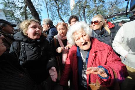 Redazione di Operai contro, quando nella Chiesa di San Pietro e Paolo di Civitanova Marche sono arrivati i feretri dei tre anziani assassinati dallo stato dei padroni, si sono levate numerose grida dalla folla presente: “Questo è un omicidio di Stato”, “Omicidio della politica”, “Ladri”, “Vergogna” e “Neanche gli animali sono trattati così”. La presidente della Camera, Laura Boldrini ( la donna da 20000 euro al mese), è andata al funerale a provocare i poveri cristi. Il presidente della Repubblica Giorgio Napolitano è “molto provato”: lo ha riferito il presidente della Regione Marche Gian Mario Spacca. Napolitano era stanco […]